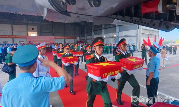 Lần đầu tiên Quân khu 9 vận chuyển mẫu sinh phẩm hài cốt liệt sĩ bằng máy bay vận tải quân sự CASA C-295.