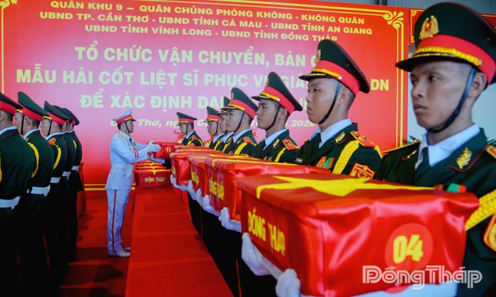 4.510 mẫu sinh phẩm hài cốt liệt sĩ của tỉnh Đồng Tháp được vận chuyển vào ngày 5-10.