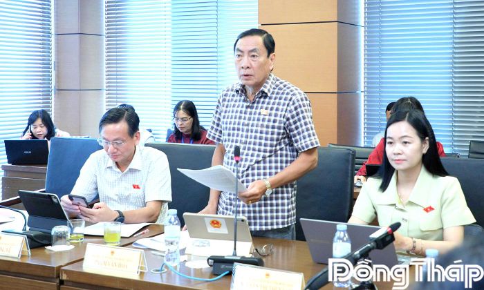 Đại biểu Phạm Văn Hòa phát biểu thảo luận.
