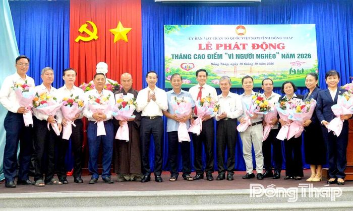 Đồng chí Nguyễn Thanh Nhàn và đồng chí Đinh Văn Dũng tặng hoa cảm ơn các tập thể, doanh nghiệp, tổ chức tôn giáo và cá nhân.