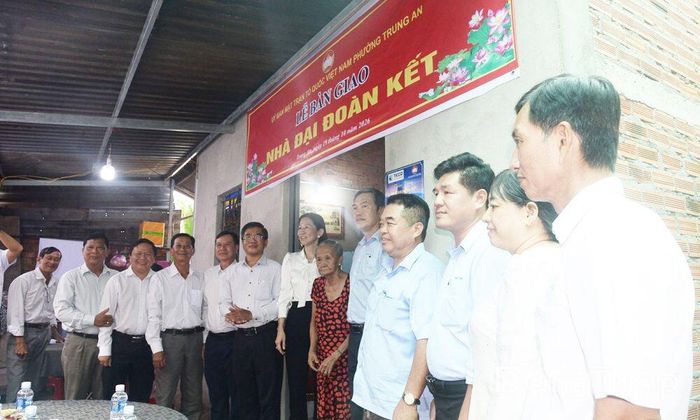 Bàn giao nhà Đại đoàn kết cho hộ bà Nguyễn Thị Anh, khu phố 3, phường Trung An.