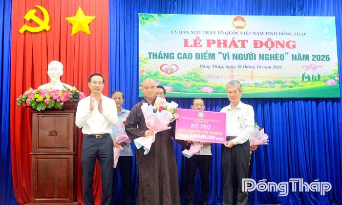Các tập thể, doanh nghiệp, tổ chức tôn giáo và cá nhân trao bảng tượng trưng ủng hộ Quỹ "Vì người nghèo".
