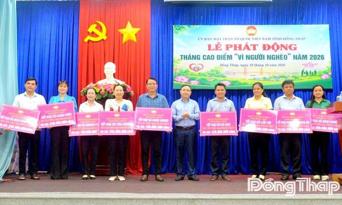 Đồng chí Phan Văn Thắng trao bảng tượng trưng hỗ trợ xây dựng nhà Đại đoàn kết cho đại diện 10 xã, phường.