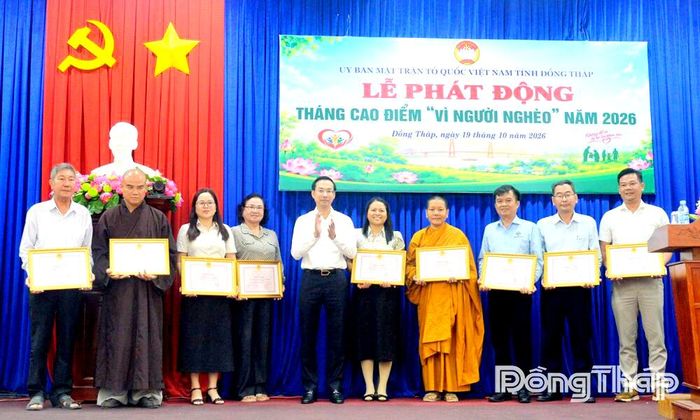 Đồng chí Nguyễn Thanh Nhàn trao Bằng khen cho các tập thể, cá nhân có thành tích xuất sắc trong đóng góp Quỹ “Vì người nghèo” và thực hiện các chương trình an sinh xã hội.