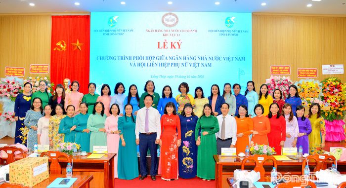 Tại điểm cầu NHNN chi nhánh Khu vực 13 tổ chức tặng hoa chúc mừng nữ lãnh đạo tham dự và chụp ảnh lưu niệm nhân kỷ niệm Ngày Phụ nữ Việt Nam 20-10.