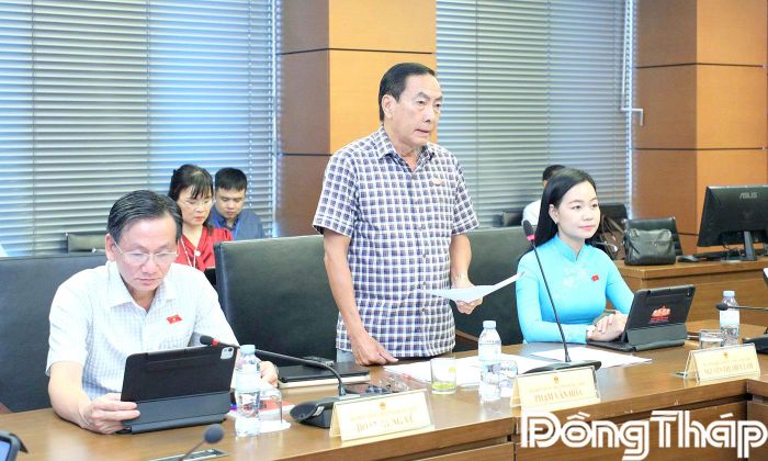 Đại biểu Phạm Văn Hòa phát biểu thảo luận.