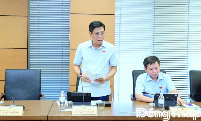 Đại biểu Huỳnh Văn Ngon phát biểu thảo luận.