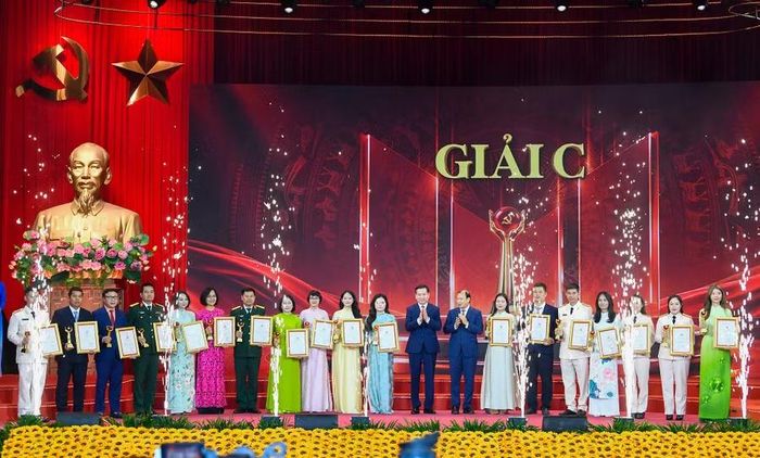  Tác giả Nguyễn Hồng Phúc (Báo và Phát thanh, truyền hình Gia Lai, thứ hai từ trái sang) nhận giải C tại Cuộc thi chính luận về bảo vệ nền tảng tư tưởng của Đảng lần thứ Sáu, năm 2026. Ảnh: Hồng Phúc 
