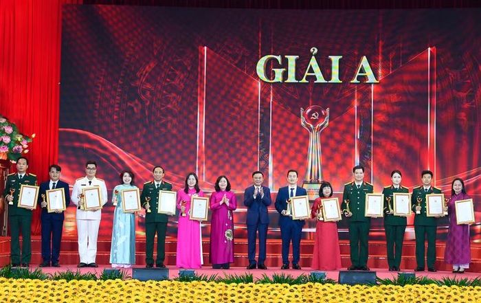  Thường trực Ban Bí thư Trần Cẩm Tú và Chủ tịch Ủy ban Trung ương MTTQ Việt Nam Bùi Thị Minh Hoài trao giải A cho các tác giả, nhóm tác giả. Ảnh: Hồng Phúc 
