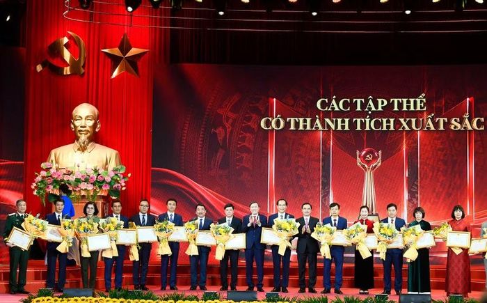  Phó Trưởng Ban Tuyên giáo Tỉnh ủy Nguyễn Thị Bích Ly (bìa phải) đại diện Tỉnh ủy Gia Lai nhận giải tập thể có thành tích xuất sắc. Ảnh: Hồng Phúc 
