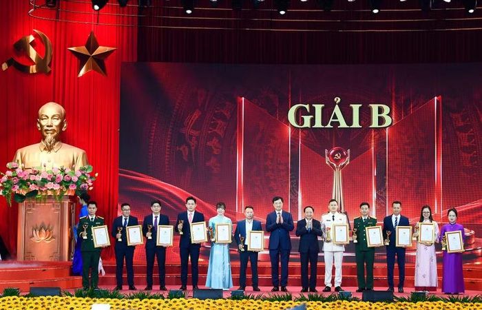  Tác giả Nguyễn Minh Thông (thứ 3 từ phải sang) đại diện nhóm tác giả nhận giải B tại Cuộc thi chính luận về bảo vệ nền tảng tư tưởng của Đảng lần thứ Sáu, năm 2026. Ảnh: Hồng Phúc 