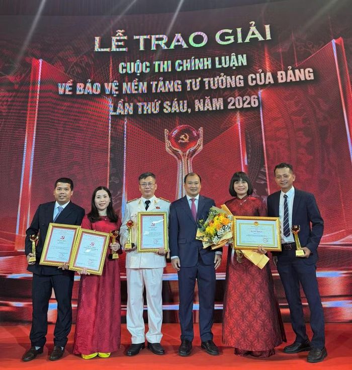  Các tác giả đoạt giải của tỉnh Gia Lai chụp ảnh lưu niệm cùng đồng chí Lê Hải Bình - Ủy viên Trung ương Đảng, Phó Giám đốc Thường trực Học viện Chính trị quốc gia Hồ Chí Minh. Ảnh: Hồng Phúc 