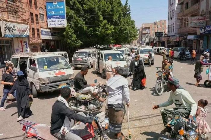  Người dân lưu thông trên đường phố Taiz, ngày 16-10-2026. Ảnh: AP 