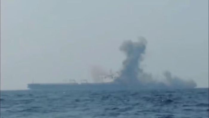  Tàu phát nổ sau khi trúng thủy lôi ở eo biển Hormuz (vụ việc xảy ra ngày 17-10). Ảnh: IRGC 