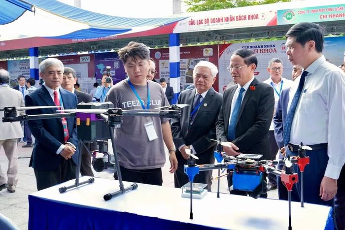  Các đại biểu tham quan không gian Triển lãm công nghệ AT Expo 2026 và khu trưng bày sản phẩm vùng miền OCOP tại Hội nghị Khoa học và Triển lãm quốc tế lần thứ 8 về điều khiển và tự động hóa (VCCA 2026). Ảnh: Hoàng Vũ 