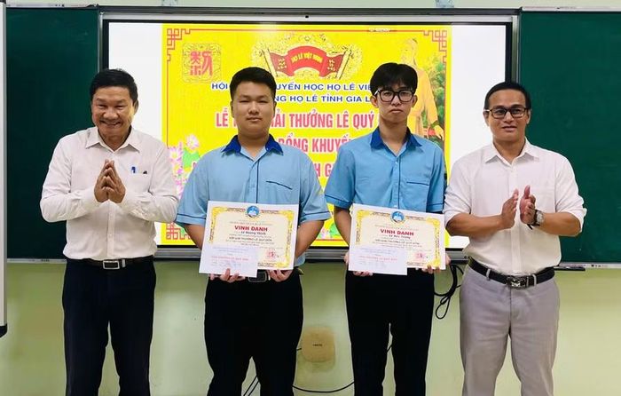  Hội đồng họ Lê tỉnh Gia Lai trao giải thưởng Lê Quý Đôn cho học sinh đạt các giải thưởng cấp quốc gia. Ảnh: Trần Dung 