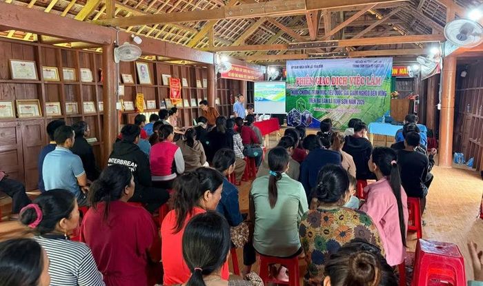  Phiên giao dịch việc làm tổ chức cho người lao động tại xã Vĩnh Sơn ngày 13-10-026 Ảnh: ĐVCC 