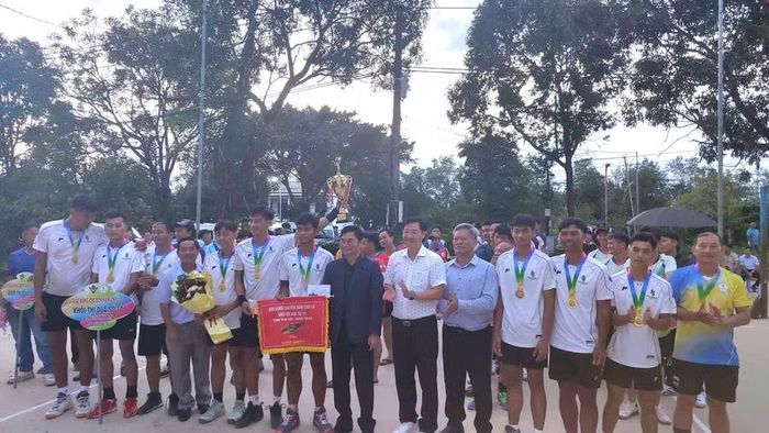 Ban tổ chức trao cúp vô địch cho đội bóng chuyền nam Công ty TNHH một thành viên Cao su Chư Sê. Ảnh: Nguyễn Diệp