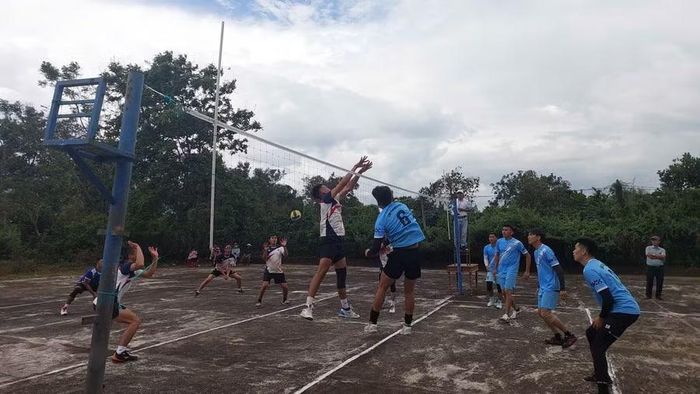 Pha tranh bóng hấp dẫn trong trận bán kết giữa Công ty TNHH Một thành viên Cà phê Ia Grai và Công ty Cà phê Ia Sao 2. Ảnh: Nguyễn Diệp