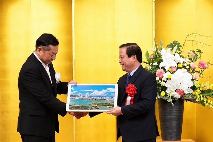  Phó Chủ tịch Thường trực UBND tỉnh Nguyễn Tuấn Thanh (bên phải) trao quà lưu niệm cho Thị trưởng TP. Izumisano. Ảnh: Ngọc Luận 
