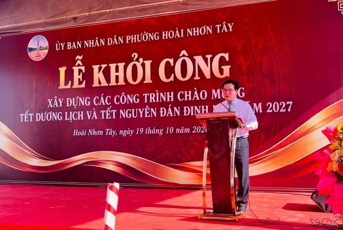 Ông Nguyễn Thành Tin - Phó Chủ tịch UBND phường Hoài Nhơn Tây phát biểu tại lễ khởi công. Ảnh: Phan Tuấn