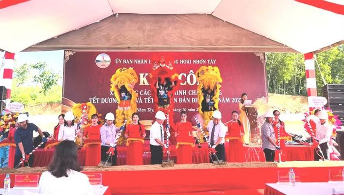 Lãnh đạo UBND phường và các đơn vị thực hiện nghi thức khởi công. Ảnh: Phan Tuấn