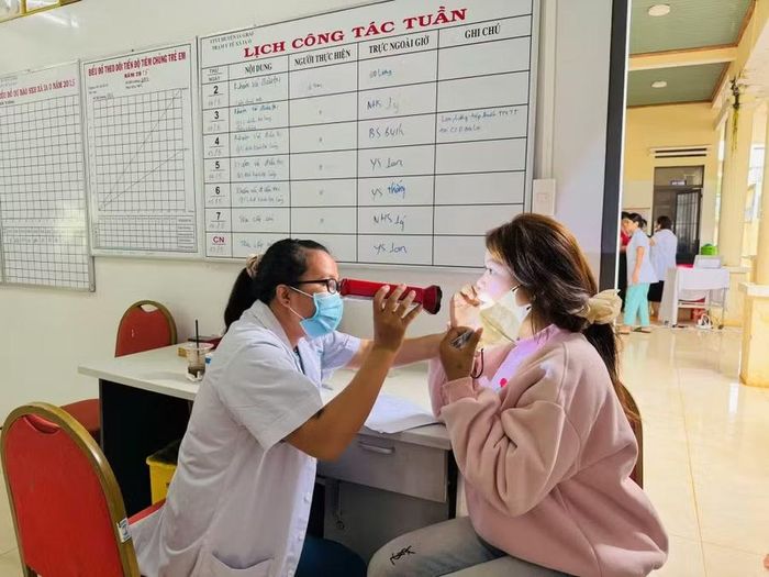 Bác sĩ Trung tâm Y tế Ia Grai thăm khám sức khỏe cho người dân xã Ia O. Ảnh: N.N