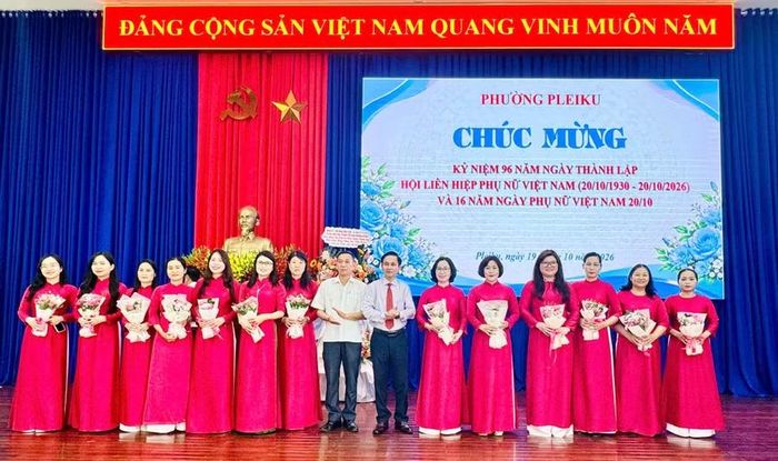  Lãnh đạo phường Pleiku tặng hoa chúc mừng nữ cán bộ, công chức, người lao động nhân Ngày thành lập Hội LHPN Việt Nam. Ảnh: Phương Thảo 