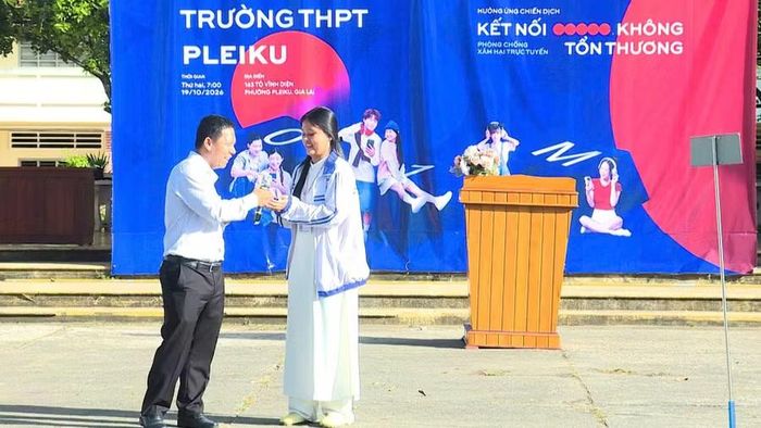  Anh Trần Quốc Cường - Thành viên CLB "Niềm tin số Gia Lai chia sẻ kỹ năng phòng tránh các tệ nạn xã hội trên không gian mạng cho học sinh Trường THPT Pleiku. Ảnh: Duy Linh 