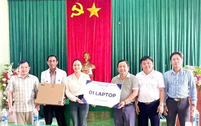Xã Nhơn Châu tặng 1 bộ máy vi tính cho làng Đăk Yă. Ảnh: Phạm Ngọc