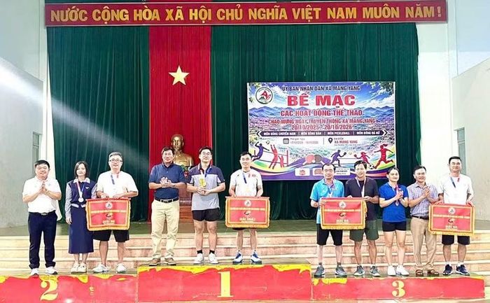 Ban tổ chức trao giải cho các đơn vị đạt thành tích cao. Ảnh: Phạm Ngọc