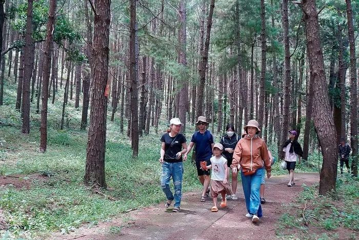  Du khách đến tham quan du lịch tại Vườn quốc gia Kon Ka Kinh. Ảnh: Đức Thụy 