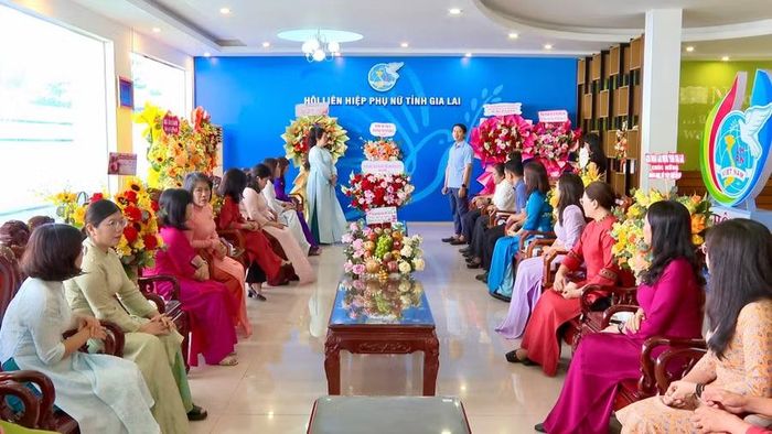  Quang cảnh buổi thăm, chúc mừng tại Hội LHPN tỉnh Gia Lai. Ảnh: Nhật Trường 