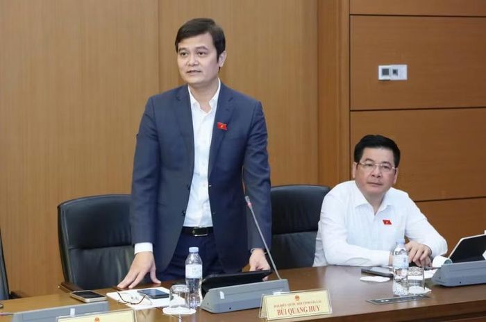 Đối với đề xuất thu hẹp hình phạt tử hình đối với tội mua bán trái phép chất ma túy và tội hiếp dâm người dưới 16 tuổi, ĐB Bùi Quang Huy đề nghị tiếp tục đánh giá thận trọng tác động của chính sách. Ảnh: Đoàn ĐBQH tỉnh Gia Lai