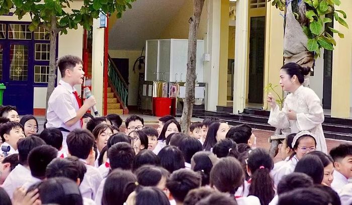 KOL Dân Bùi Xứ Nẫu giao lưu với học sinh Trường THCS Lê Hồng Phong. Ảnh: Dương Linh