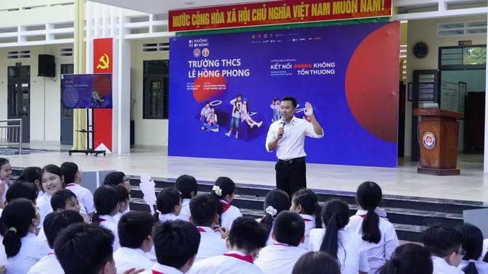 KOL Phước Du Hí chia sẻ với học sinh Trường THCS Lê Hồng Phong về cách bảo vệ thông tin cá nhân trên nền tảng số. Ảnh: Dương Linh