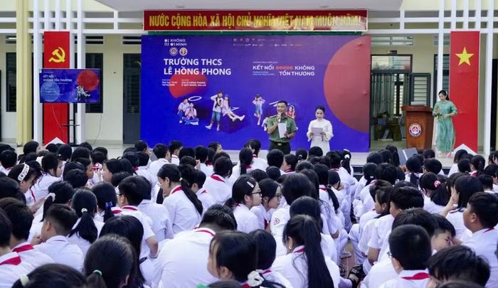 Quang cảnh chương trình tại Trường THCS Lê Hồng Phong. Ảnh: Dương Linh
