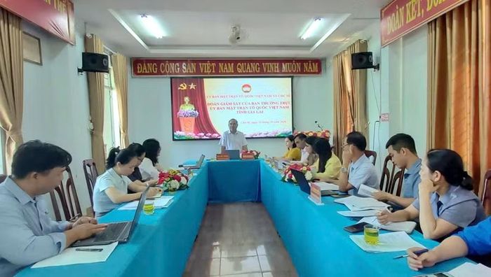 Đoàn giám sát của Ủy Ban MTTQ Việt Nam tỉnh giám sát chuyên đề về triển khai thực hiện công tác chuyển đổi số tại Mặt trận xã Chư Sê. Ảnh: Ngọc Anh