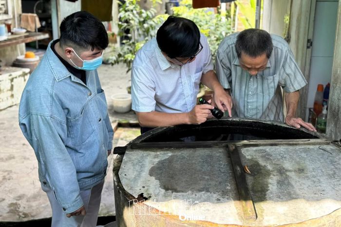 Đoàn giám sát của CDC Khánh Hòa kiểm tra dụng cụ chứa nước tại hộ dân ở xã Suối Hiệp.
