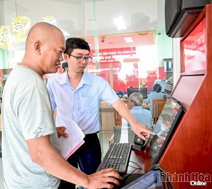 Công chức phường Nam Nha Trang hướng dẫn người dân tra cứu thủ tục hành chính.