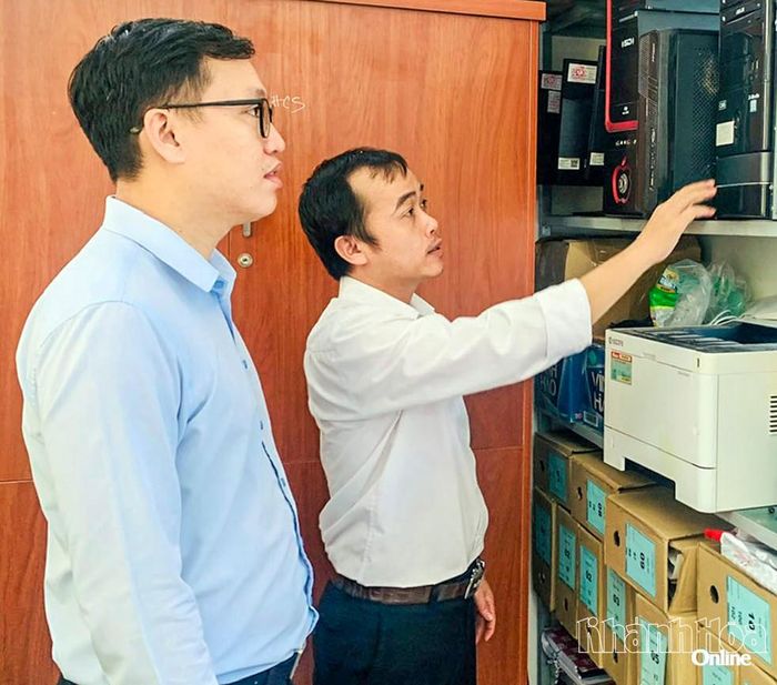 Thành viên đoàn khảo sát về công tác chuyển đổi số của tỉnh khảo sát trang thiết bị tại xã Cà Ná.