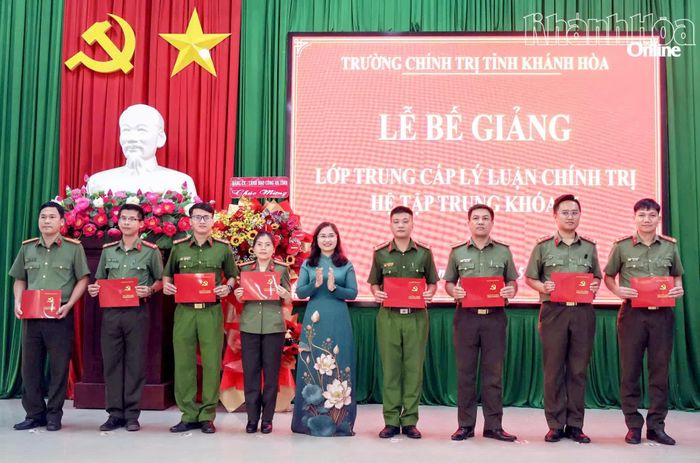 Bà Lưu Hồng Vân - Hiệu trưởng Trường Chính trị tỉnh trao bằng tốt nghiệp Trung cấp lý luận chính trị cho học viên. Ảnh: LÂM ANH