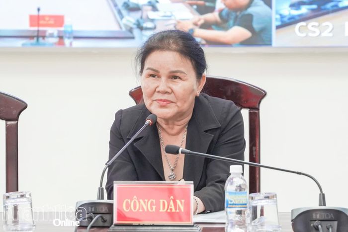 Bà Nguyễn Thị Hạnh (phường Đông Ninh Hòa) trình bày tại buổi tiếp công dân.