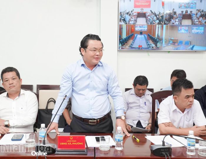 Lãnh đạo phường Đông Ninh Hòa phát biểu tại buổi tiếp công dân.