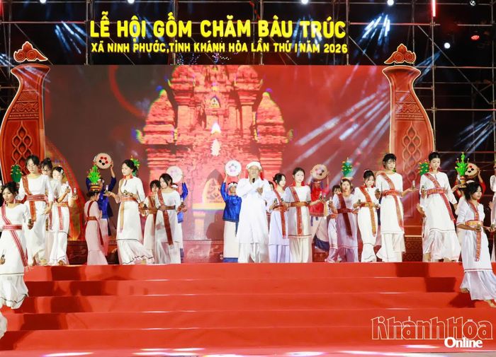 Tiết mục hát múa trong đêm khai mạc Lễ hội Gốm Chăm Bàu Trúc lần thứ I năm 2026.