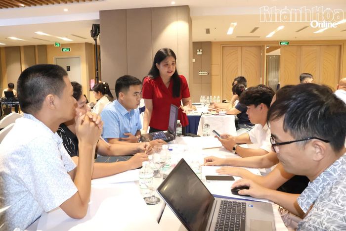 Chuyên gia hướng dẫn cho các học viên.