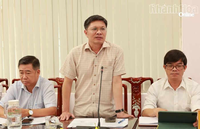 Lãnh đạo Sở Xây dựng phát biểu tại cuộc họp.