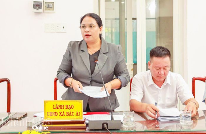 Lãnh đạo xã Bác Ái phát biểu tại cuộc họp.