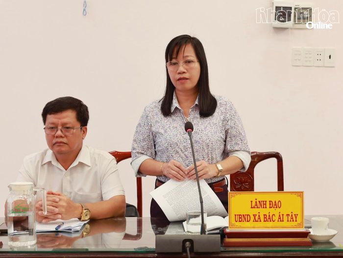 Lãnh đạo xã Bác Ái Tây phát biểu tại cuộc họp.
