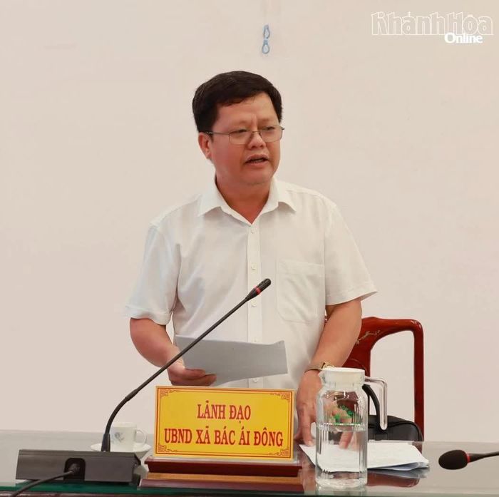 Lãnh đạo xã Bác Ái Đông phát biểu tại cuộc họp.